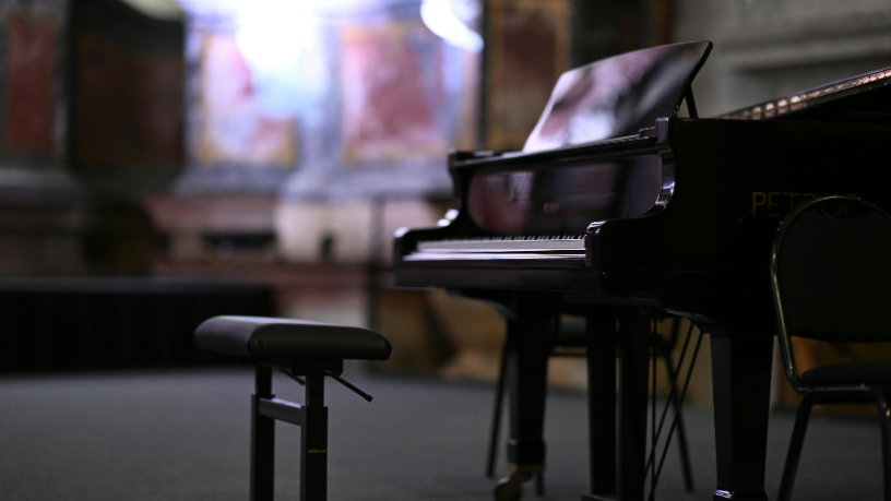 Técnica e emoção se unem no piano, símbolo de expressão artística e equilíbrio sonoro, destaca Hebron Costa Cruz de Oliveira.