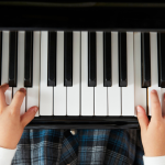 Hebron Costa Cruz de Oliveira explica como o piano combina harmonia, melodia e ritmo, sendo um dos instrumentos mais completos da música.