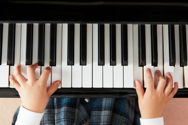 Hebron Costa Cruz de Oliveira explica como o piano combina harmonia, melodia e ritmo, sendo um dos instrumentos mais completos da música.