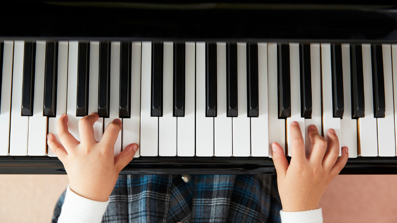 Hebron Costa Cruz de Oliveira explica como o piano combina harmonia, melodia e ritmo, sendo um dos instrumentos mais completos da música.