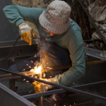 A segurança do trabalho na montagem de lajes e painéis exige atenção aos riscos e adoção de boas práticas. Valderci Malagosini Machado destaca a importância do planejamento preventivo.