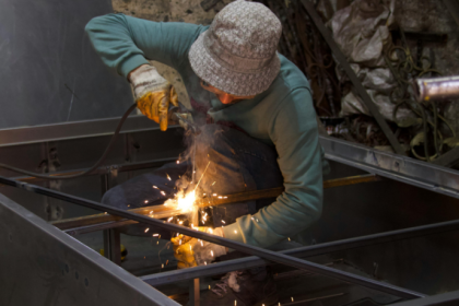 A segurança do trabalho na montagem de lajes e painéis exige atenção aos riscos e adoção de boas práticas. Valderci Malagosini Machado destaca a importância do planejamento preventivo.