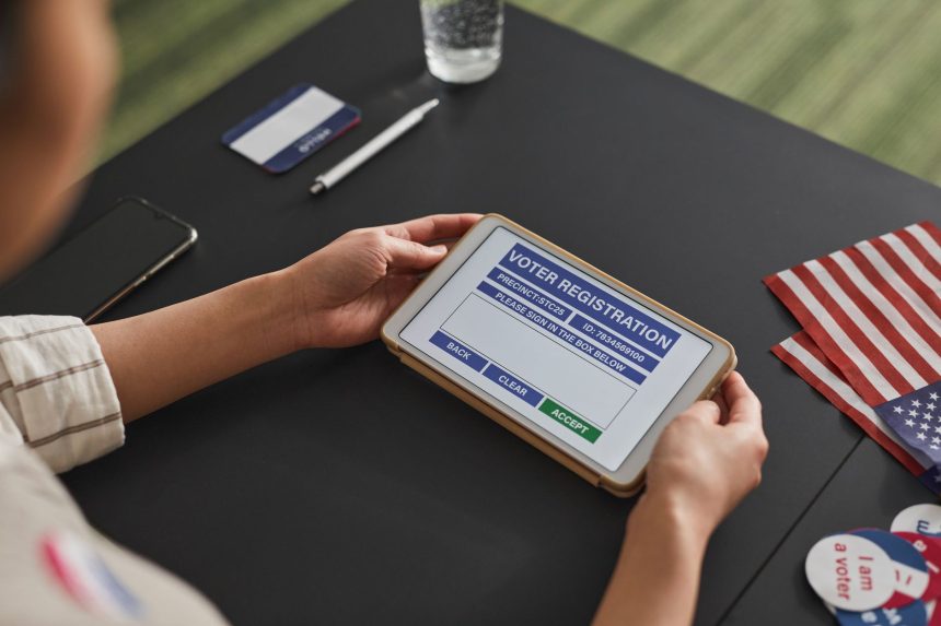 Pessoa usando um tablet para preencher um formulário de votação digital.