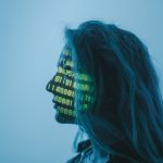 Silhueta de uma mulher com código binário projetado sobre o rosto, representando tecnologia e integração de dados.