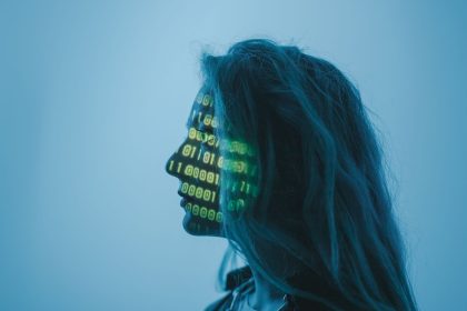 Silhueta de uma mulher com código binário projetado sobre o rosto, representando tecnologia e integração de dados.