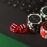 Dados e fichas de cassino associados a apostas online