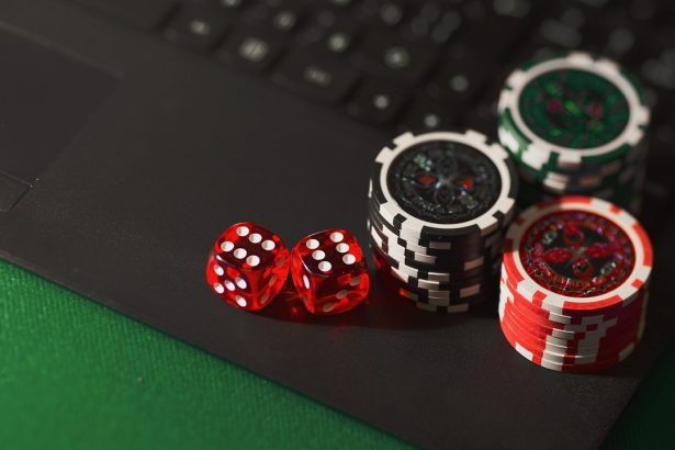Dados e fichas de cassino associados a apostas online