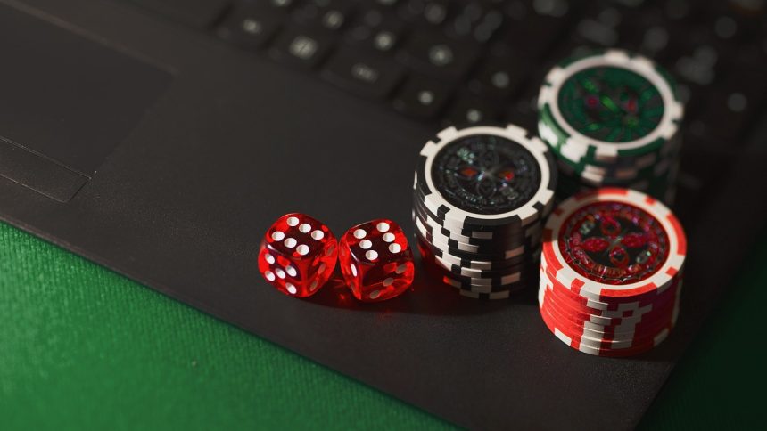 Dados e fichas de cassino associados a apostas online