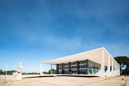 Vista aérea do histórico Palácio da Justiça, em Manaus, sob céu ensolarado.